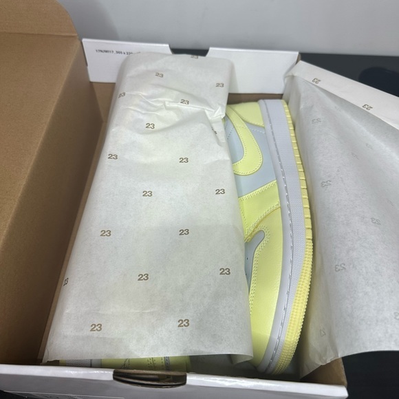 Air Jordan 1 Low 'Lemonade' Platinum Citron White DC0774-007 Womens 10/Men’s 8.5 - Picture 7 of 7